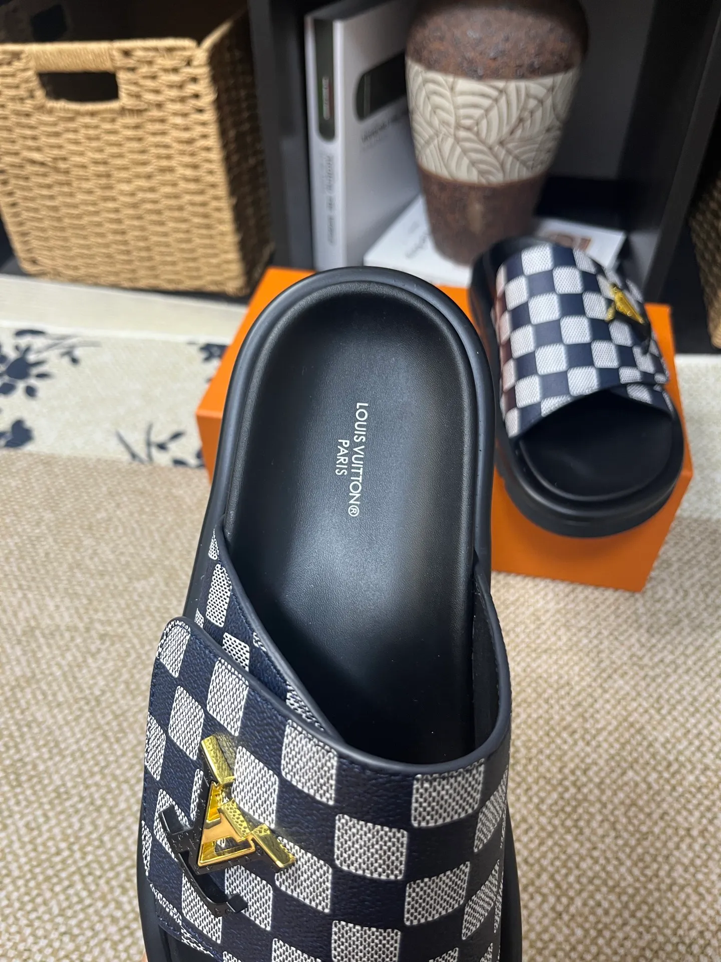 P340 [New Style] [LOUIS VUITTON] Louis Vuitton, LV printing, men's and women's slippers are now on the market, packed in drawer boxes with cloth bags and cards, the upper pattern looks very soft and waxy, and is a super versatile leg slimming tool. Fabric: imported denim/canvas/old fabric, LV hardware LOGO, official website pattern printing, comfortable to wear, feet: high-elastic PU water table. Sole: foam sole, heel height: about 5cm. Code number: 35-46, 35, 45, 46 are custom-made and non-returnable. Color: multiple colors and styles available.